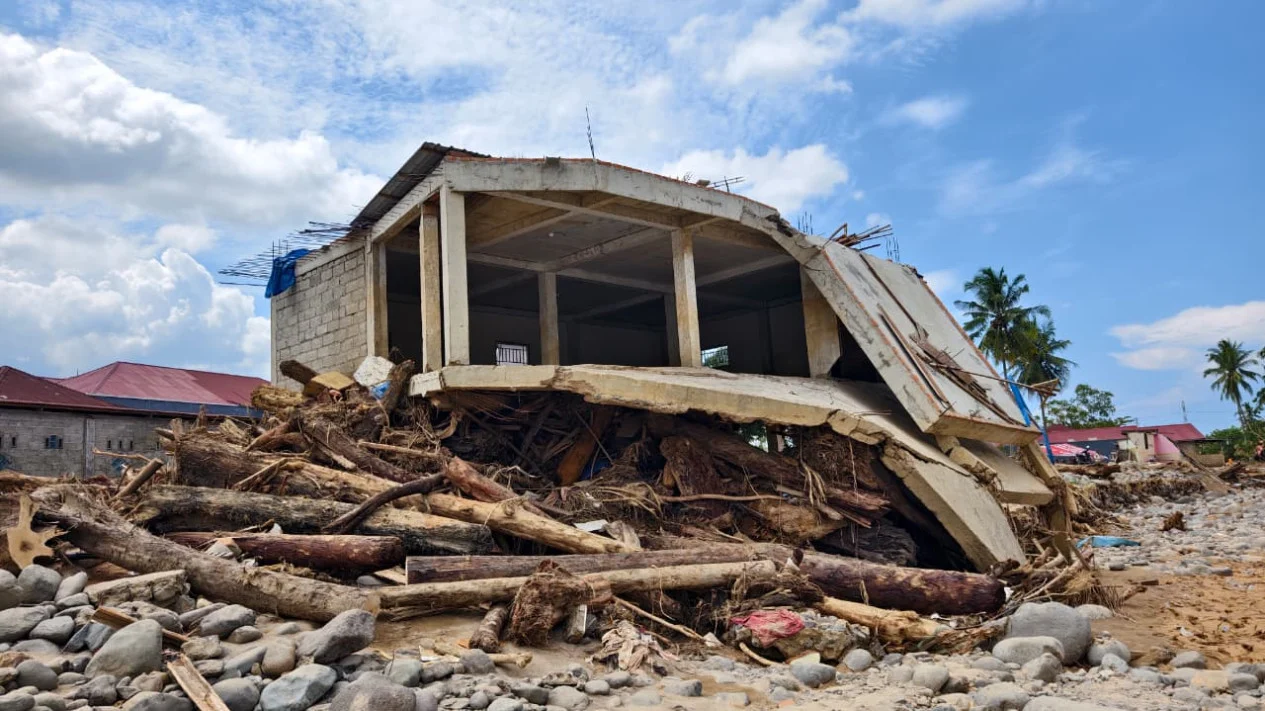 6937fd7a28d93-kondisi-dan-dampak-terkini-pasca-bencana-banjir-dan-tanah-longsor-di-kota-padang_1265_711